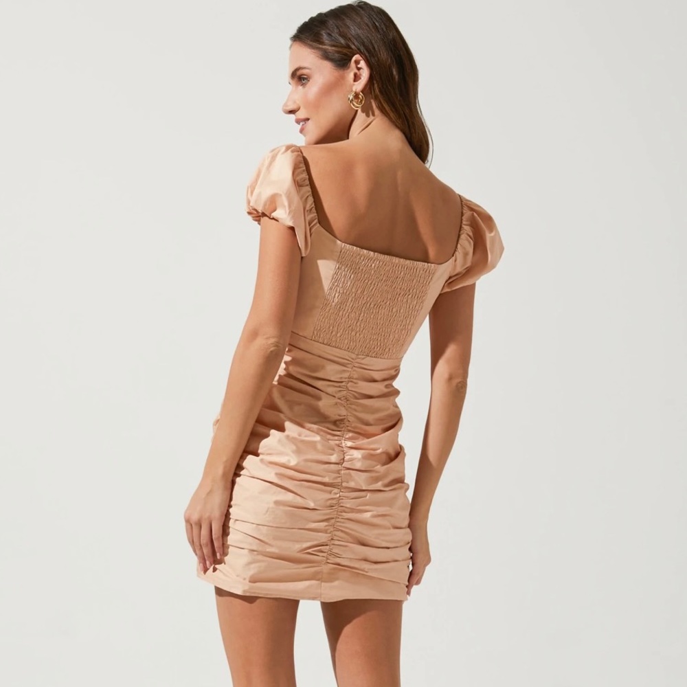 ASTR TYRA RUCHED PUFF SLEEVE MINI DRESS - Picture 4 of 4